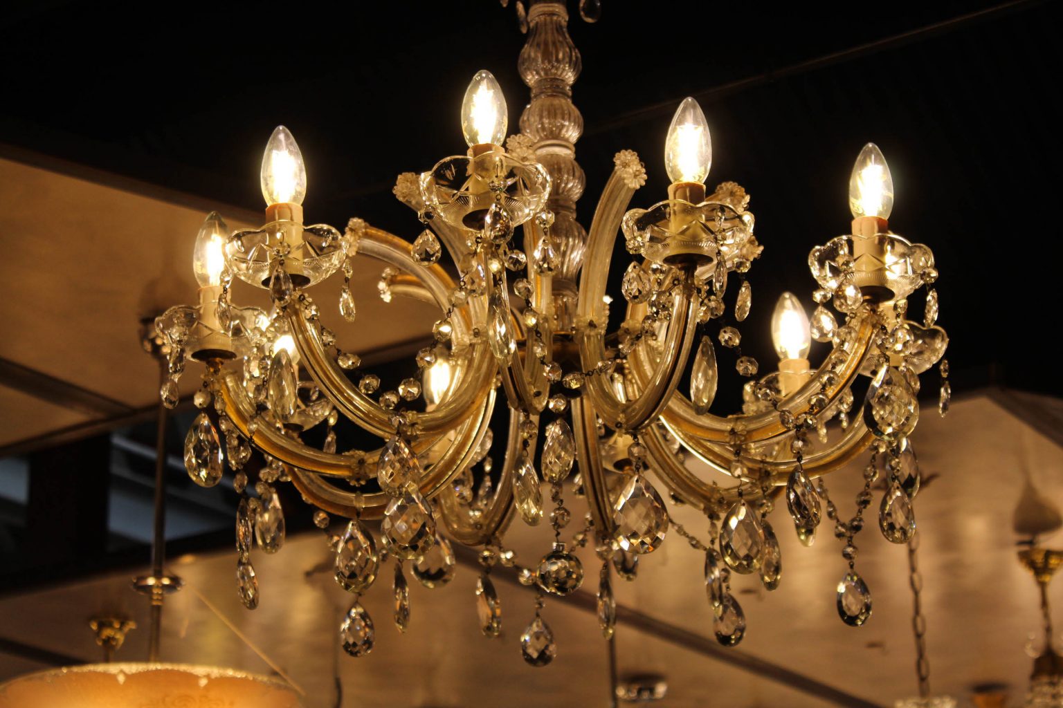 Chandeliers Renovators Paradise Lighting Showroom   L753 1536x1024 